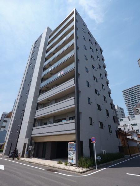 3駅3路線に恵まれた交通至便な立地♪隅田川沿いに佇む平成24年築の管理体制良好なマンションです。銀座4丁目交差点徒歩圏・都会の利便性を享受する生活至便な住環境です。