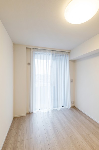 洋室3はバルコニーに接続する開放空間です。凹凸が少ないお部屋なので、主寝室にぴったりです