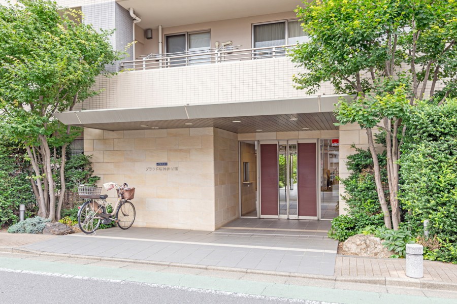 手入れの施された植栽が、安らぎに満ちた居住空間へ誘うエントランスです。緑豊かな石神井公園が徒歩圏内・大泉学園駅前商業圏も利用可能な生活至便な立地です。