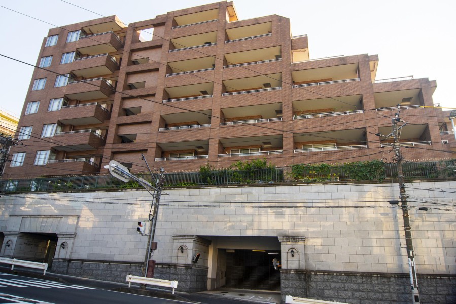 石川町」駅徒歩８分、重厚感とモダンさを兼ね備えたマンションです。ペット飼育可能です。