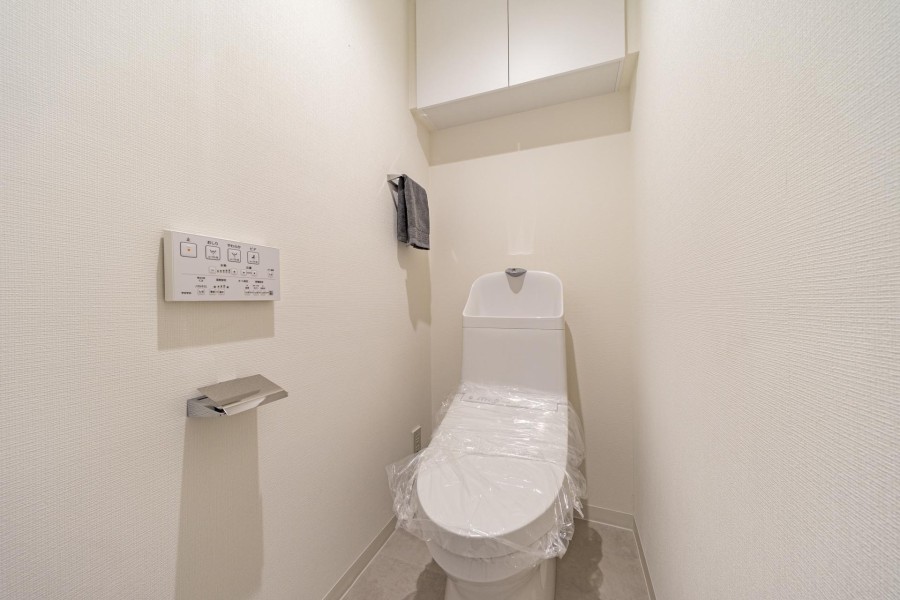 TOTO製ウォシュレット一体型のトイレは、お掃除の手助けをしてくれる便利機能が搭載されています。