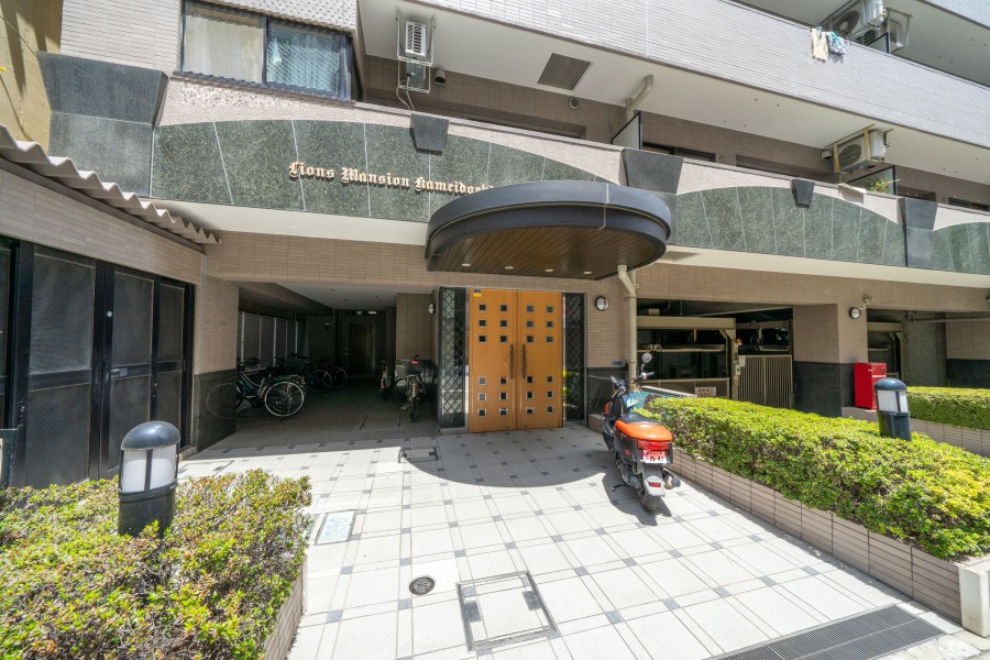 エントランスの外まで管理が行き届いた綺麗なマンションです。