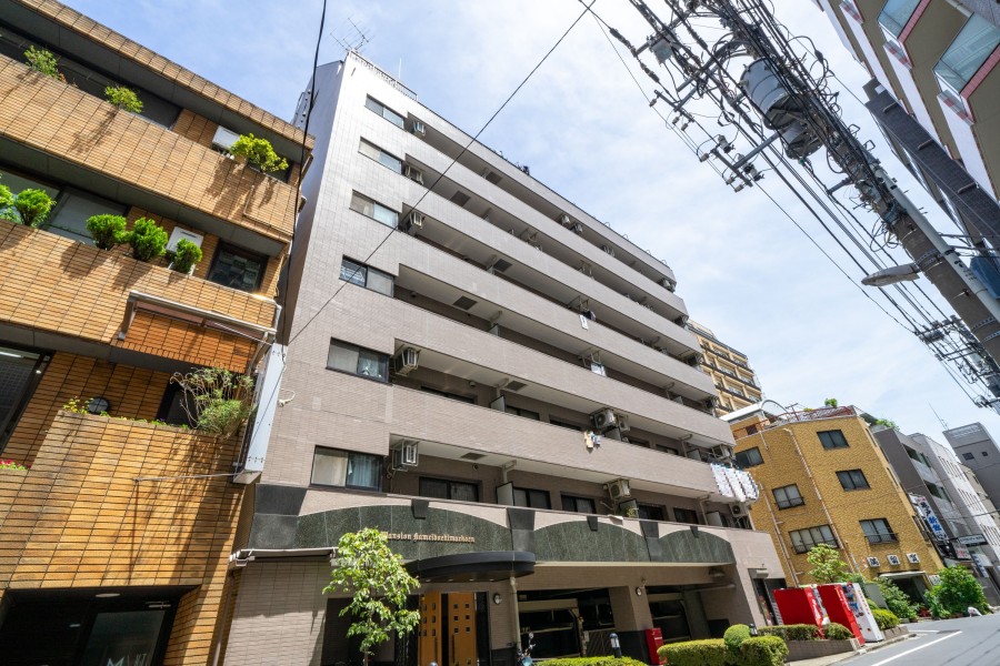 全戸南向きで、外観は洗練された重厚感のフォルムで存在感を感じる建物です。都心の主要駅にも快適なアクセスです。