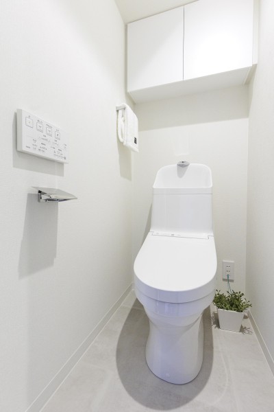 TOTO製洗浄便座付きトイレを設置しました。上部には収納に便利な吊戸棚を備え付けました。