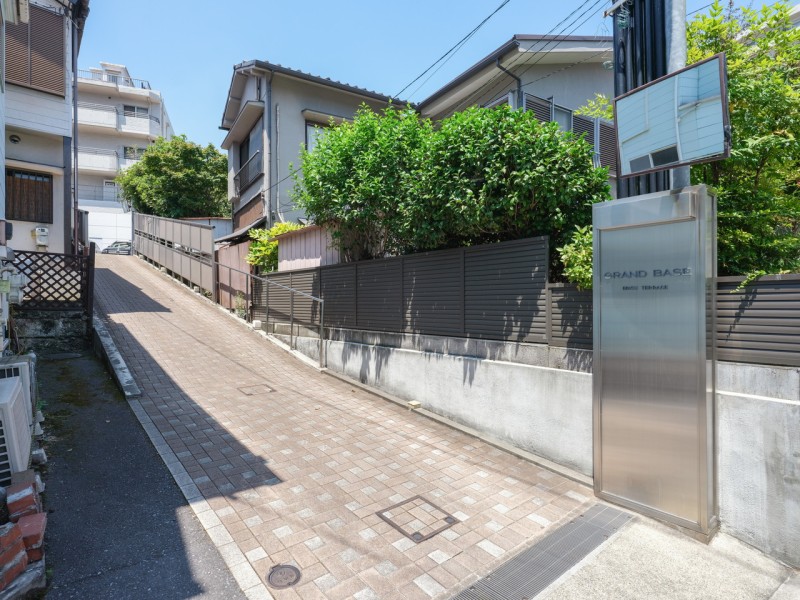 奥行きがあり、外部からの視線が気になりにくいアプローチです。平成25年に共用部リノベーションを実施、管理体制良好なマンションです。