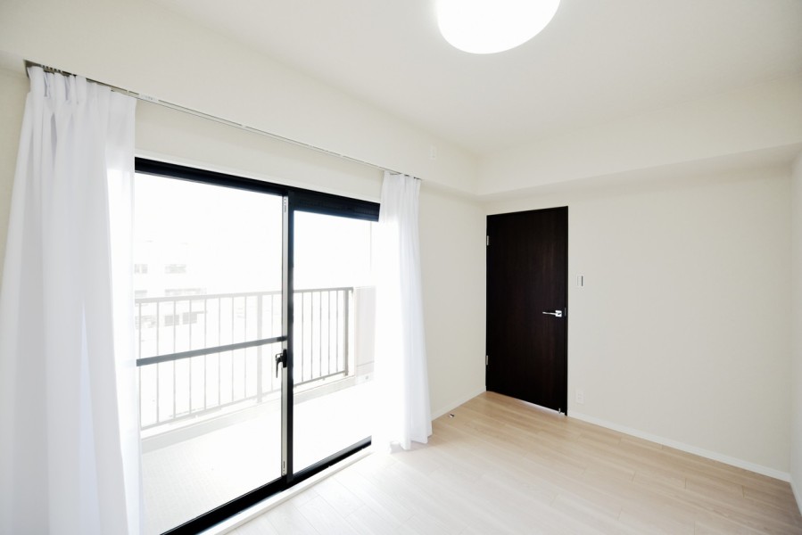 .洋室2（約5.0帖）は南側のバルコニーに面した開放感のあるお部屋です。壁一面のしっかりとした容量の収納が確保されていますので、お部屋もゆったり使えます。