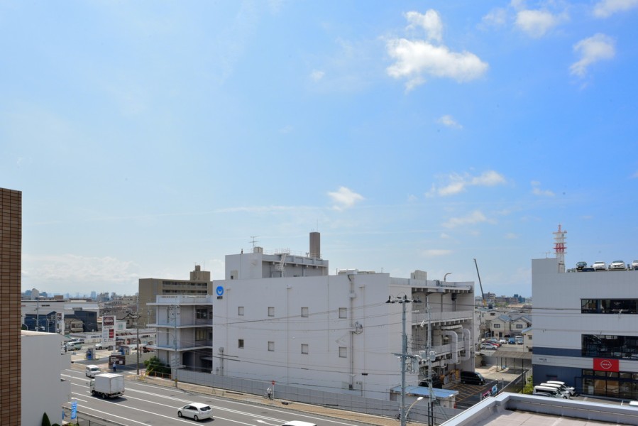 前面を遮る建物もなく、スッキリとした大きな青い空が広がります。時間と共に移り変わっていく空の様子を眺めながら、少し肩の力を抜きたくなるような空間です。