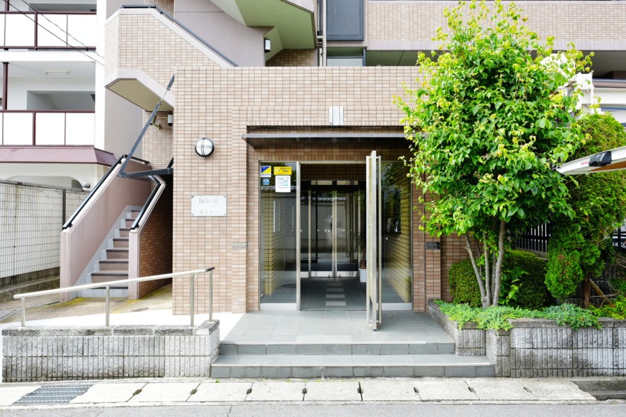 定期的な修繕が行われ、管理の行き届いたマンションです。阪神間でもとても人気の複合商業施設、阪急西宮ガーデンズまで徒歩5分、近隣にはこだわりの飲食店や洋菓子店もあり、毎日の生活もより豊かになります。