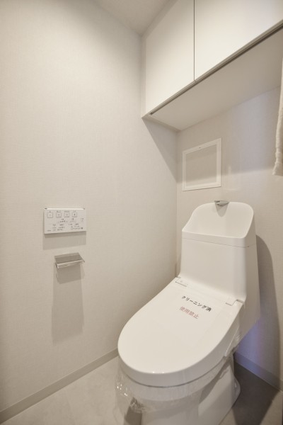 TOTO製ウォシュレット一体型のトイレ新規交換済みです。お掃除に便利な機能も搭載しており、毎日のお手入れもしやすくなっています。吊戸棚も設置しましたので、収納にも便利です。
