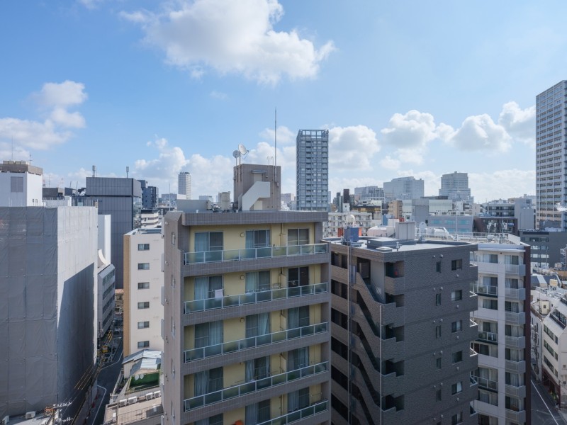都心の刺激を間近に、ビル群の隙間からのぞく青々とした空を望める眺望です。凛とした空気が流れこみ穏やかな時間を満喫できます。