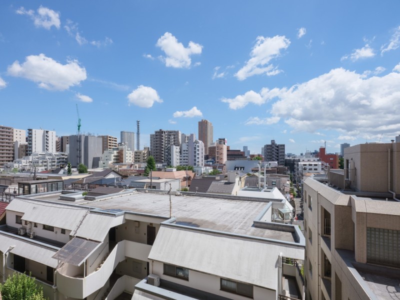 清らかで穏やかな時間が流れ、明日への活力を養うことができる眺望です。のびやかに広がる空が日常になり、至福の時間に包まれる住まいです。