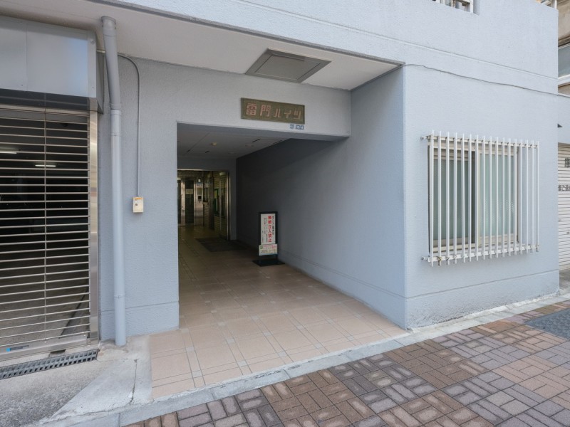 管理人さんによってお手入れが行き届いたエントランスです。共用部は定期的なメンテナンスで綺麗に保たれています。