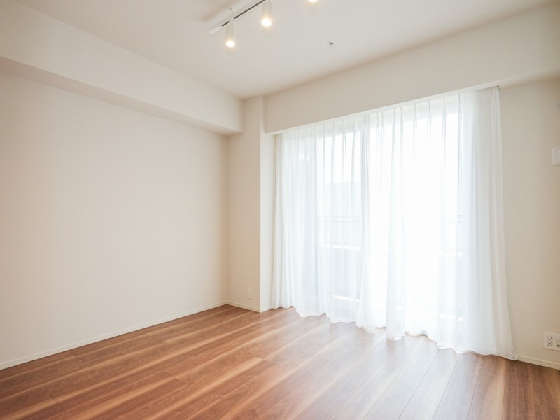 洋室1は約7帖の広々としたお部屋です。ウォークインクローゼット付きで居室部分を広々とお使いいただけるので、主寝室にぴったりです。