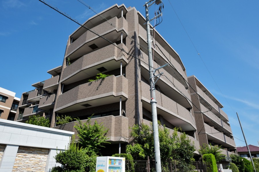 阪急今津線「門戸厄神」駅から7分の好立地です。周辺はフラットな地形ですので、お子様からご年配の方まで住みやすい住環境が魅力的です。阪急西宮北口駅も徒歩圏内ですので、休日のお出かけも便利です。