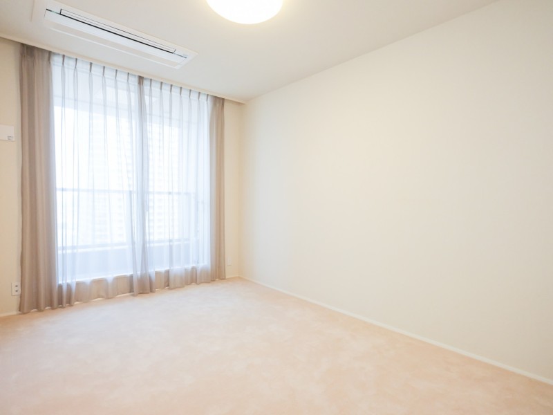 約8.1帖のゆとりある洋室1は、たっぷりの光が注がれる心地よいお部屋です。バルコニーに接続でき、開放感が広がります。