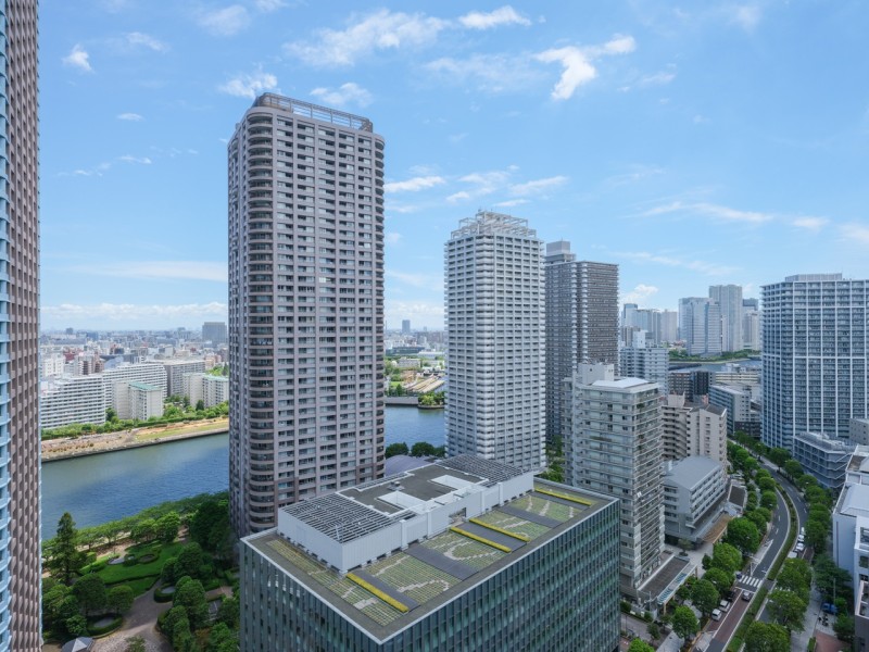 都心の刺激を間近に、ビル群の隙間からのぞく青々とした空を望める眺望です。