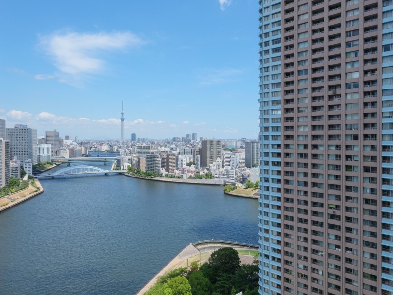 バルコニーへ出ると、潤いの隅田川の向こうにスカイツリーを望む眺望を堪能できます。清らかで穏やかな時間が流れ、日々をアップデートできそうです。