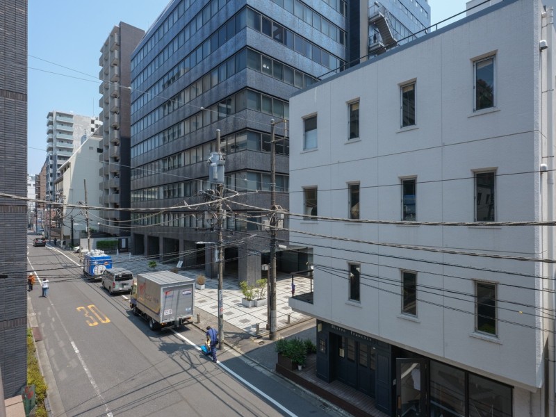 バルコニーからの眺望です。都心の刺激を間近に受けつつ、暮らしの中で大切な光と風を感じることができるリフレッシュスペースです。