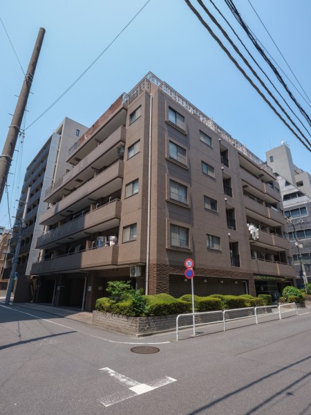 徒歩10分圏内に3駅3路線が利用できるアクセス便利な好立地です。濃いブラウンのタイル貼りの外観が特徴のがっしりとしたマンションです。