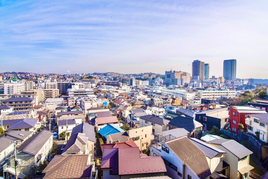 バルコニーからの眺望です。大空を仰ぎながら清らかで穏やかな時間が流れるような開放感を感じ、日々をアップデートできそうです。