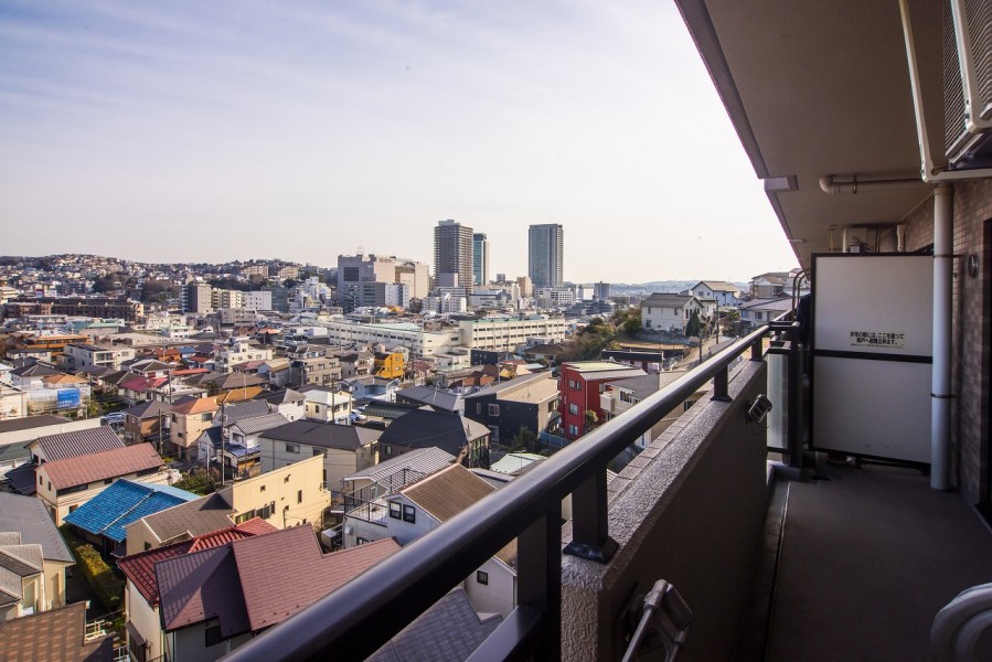 東向きのバルコニーです。前面には高い建物がないので開放感がありリフレッシュスペースになりそうです。