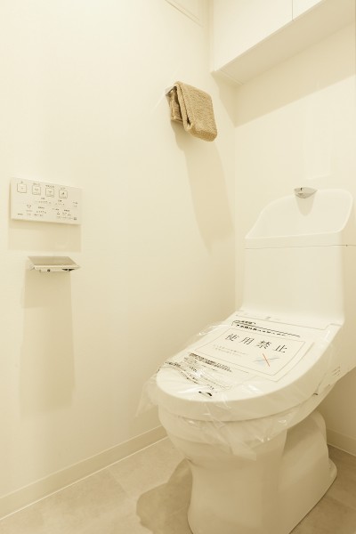 TOTO製洗浄便座付きトイレを設置しました。上部には収納に便利な吊戸棚を備え付けました。