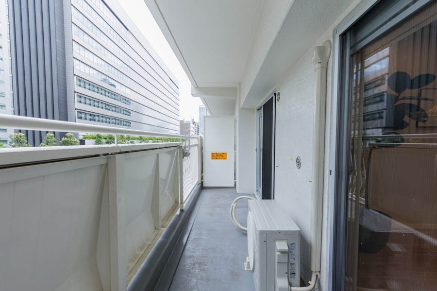 南東向きで心地よい自然光を採り込み、ほっと一息つけるバルコニーです。