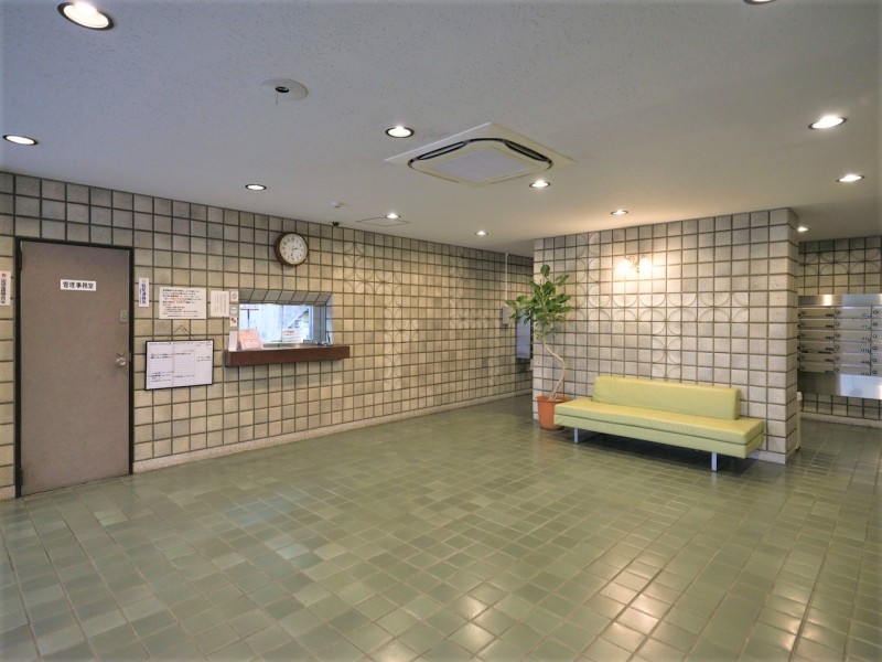 時代の移ろいを重ね、大切に住み継がれてきたマンションです。管理が行き届いた綺麗な共用部が出迎えてくれます。