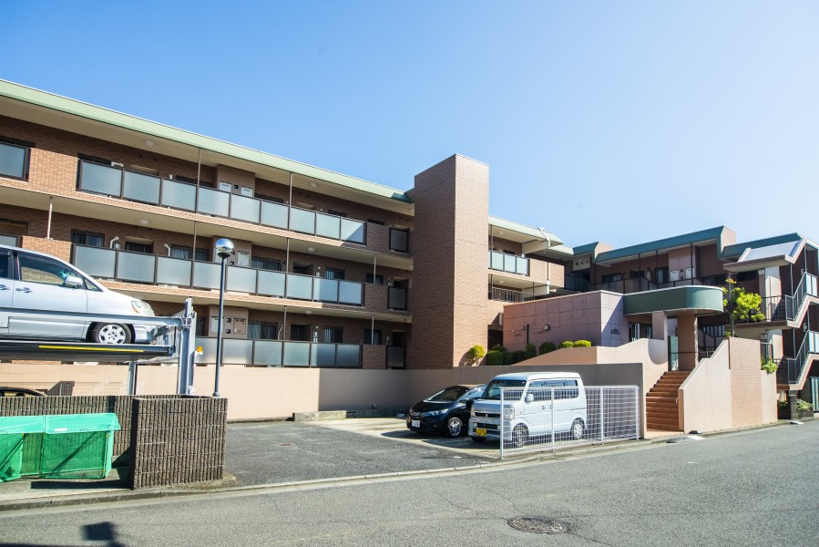 「中田」駅徒歩７分、3階建ての低層マンションです。閑静な住宅街にあり、周りには高い建物がないので、見晴らしもよく落ち着いた環境の中で暮らせそうです。