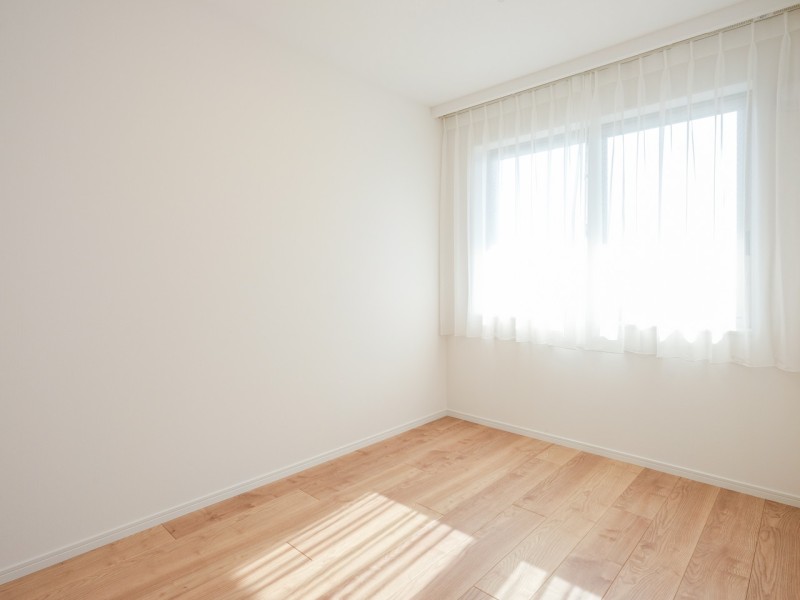 洋室2にも自然光が注がれます。住まう方の趣味や感性で飾っていただけるように、シンプルで柔軟性のある内装に仕上げました。