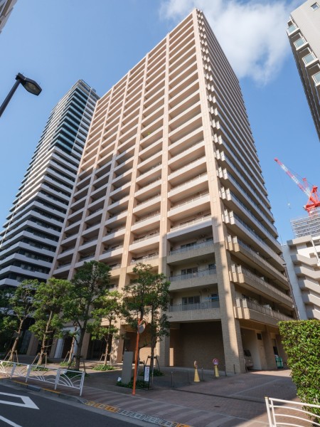 ベイフロントに佇む22階建てタワーレジデンスです。安心の24時間有人管理・制震構造を採用。2匹までペット飼育可(規約有)。毎日の暮らしをサポートするコンシェルジュが皆様を出迎えます。