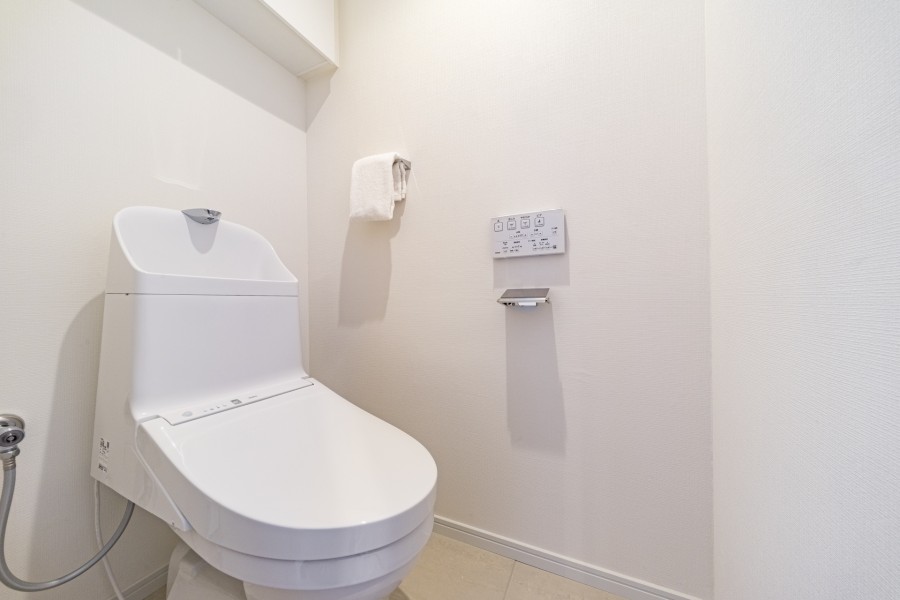 TOTO製ウォシュレット一体型のトイレは、お掃除の手助けをしてくれる便利機能が搭載されています。
