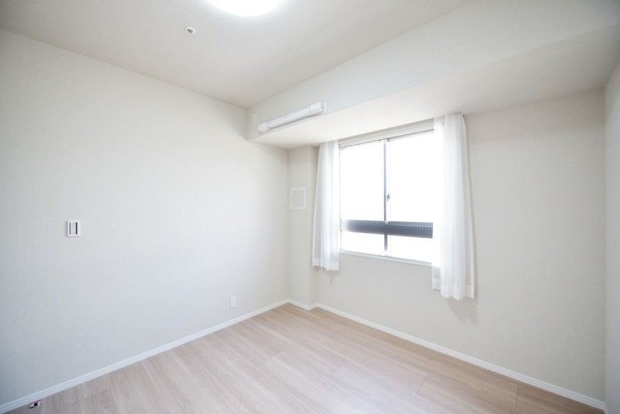 洋室2（約5.3帖）は形の整ったお部屋ですので、家具の配置もしやすいです。優しい光が入りますので、作業やお仕事にも集中できそうですね。