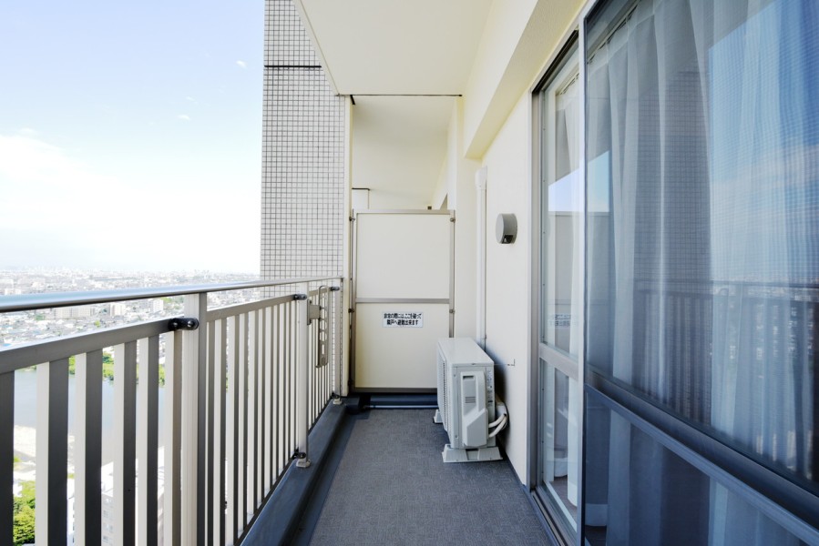 26階部分ですので、気持ちの良い風と光に恵まれたお部屋です。前面を遮る建物もありませんので、スッキリとした眺めが楽しめます。