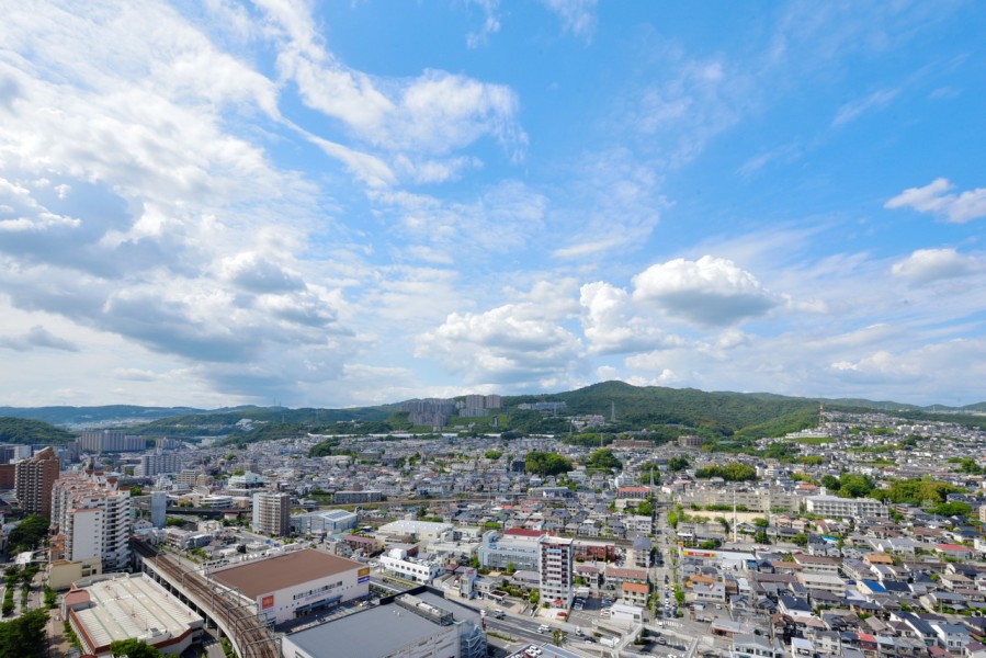 北側には六甲山系の自然を楽しめる眺望が広がります。四季や時間と共に移っていく景色を眺めながら、深呼吸をしたくなるような爽快な眺めが広がります。