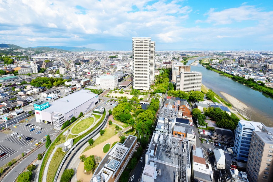 26階部分の北東角住戸ですので、武庫川のきらきらと輝く流れ、六甲山系の山々を同時に味わえる眺望が魅力的です。四季や時間の移り変わりをゆったりと楽しめる贅沢な空間です。