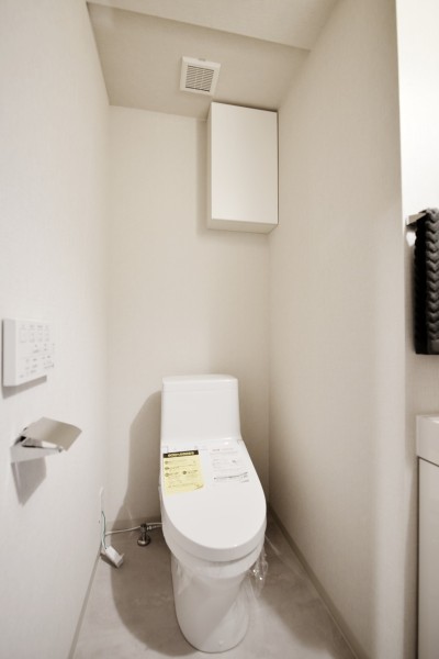 TOTO製ウォシュレット一体型のトイレ新規交換済みです。手洗いカウンターもありますので、来客時などにも便利ですし、お子様なども手洗い習慣がつきそうですね。
