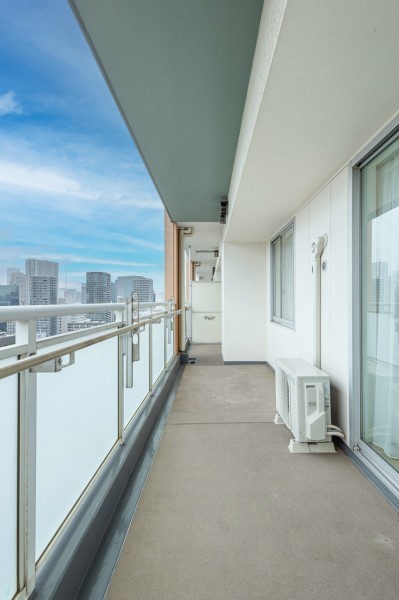 約38m²の広さを誇るL字型バルコニーです。都心～ベイエリアを見渡すパノラマビューを楽しめます。暮らしに大切な光と風をめいっぱい感じることができるリフレッシュスペースです。