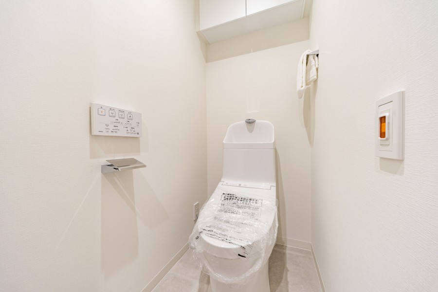 TOTO製ウォシュレット一体型のトイレも新規交換済みです。吊戸棚も設置しましたので、収納も便利です。