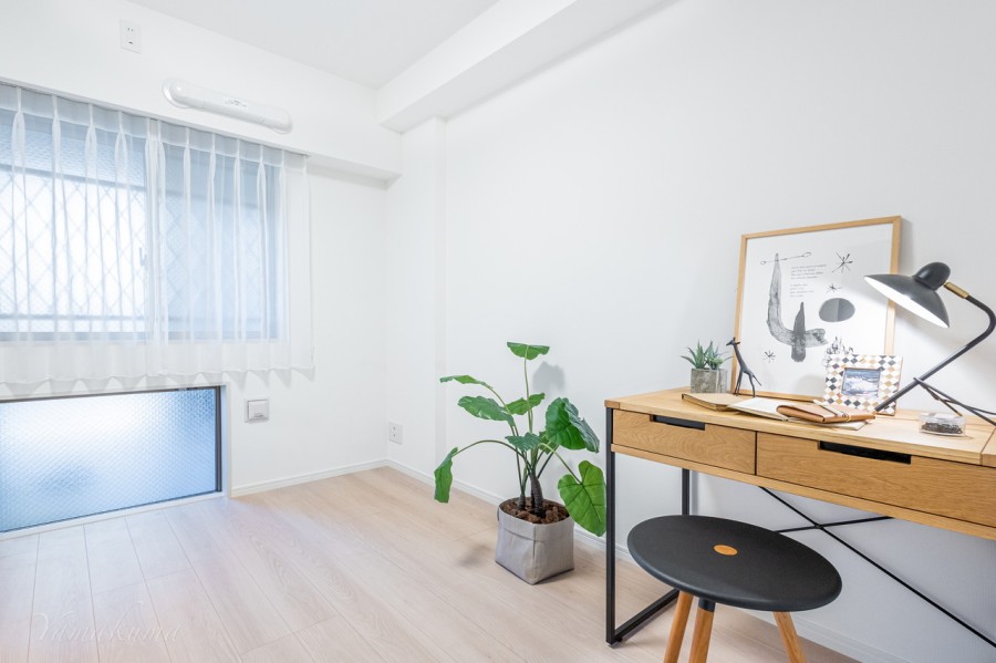 洋室1の向かいに位置する洋室2です。のびやかな独立したお部屋で、過ぎ行く時間をゆったりと感じることができます。