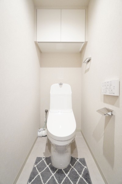 TOTO製ウォシュレット一体型のトイレ新規交換済みです。吊戸棚も設置致しましたので、小物類の収納に便利です。お手入れ便利な機能も多数搭載しており、毎日のお掃除もらくらくです！
