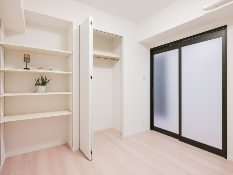 ワークスペースや子供部屋にぴったりな洋室3です。クローゼットに加えて収納棚を備え付けました