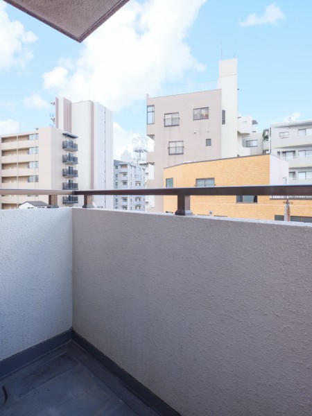 洋室1に隣接した北西向きのバルコニーです。暮らしに大切な光と風を感じることができる空間です