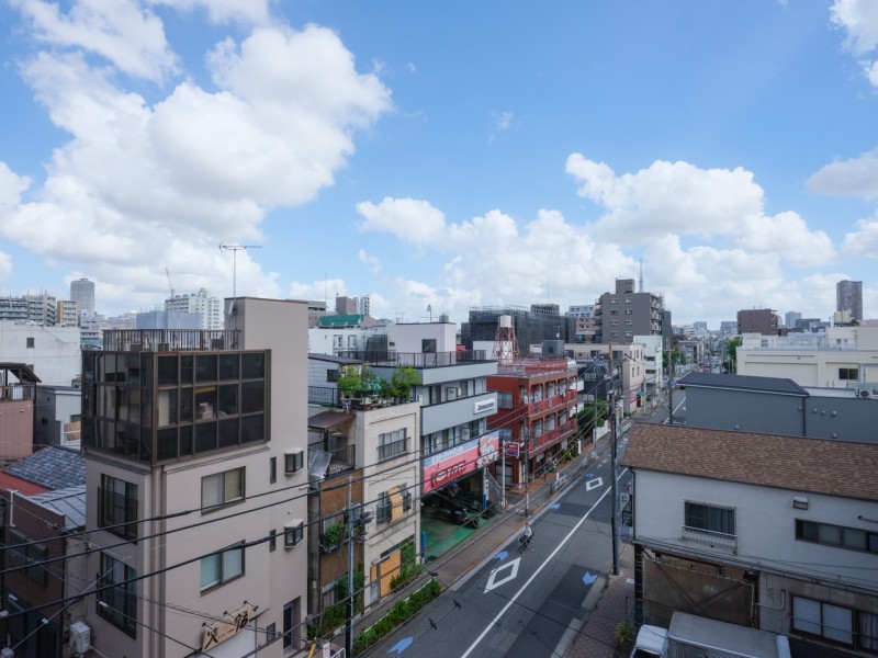 北西向きのバルコニーからの眺望です。のびやかに広がる空のもと、心地よい時間が流れます