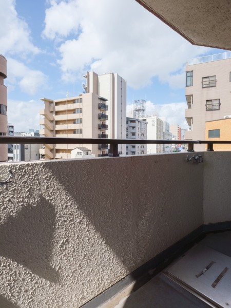 南西向きのメインバルコニーです。陽当たり良好なので、晴れた日には洗濯物がカラッと乾いてくれそうです