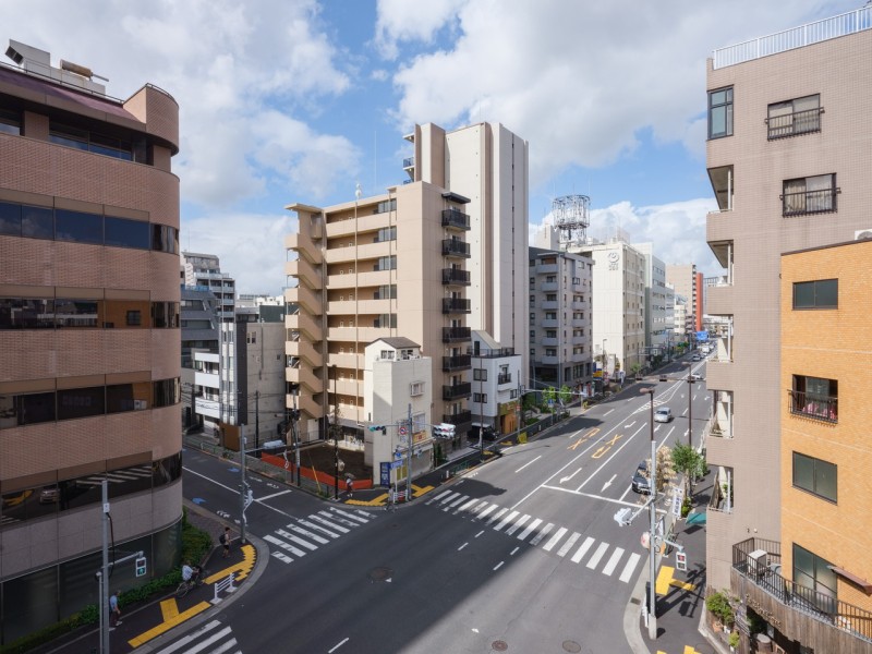 南西向きのバルコニーからは都心らしい眺望をご覧いただけます