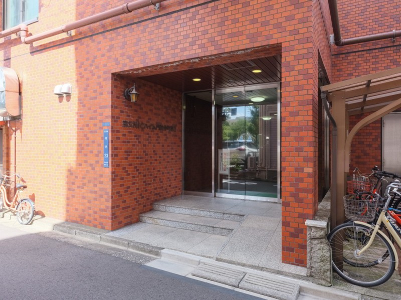 管理人さんによってお手入れが行き届いたエントランスです。共用部は定期的なメンテナンスで綺麗に保たれています