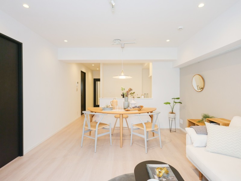 リビングにはお部屋に彩りを加えてくれるくすみグレーのアクセントクロスを施しました。さらにピクチャーレールがあるので、お気に入りの絵やインテリアを飾って楽しめます