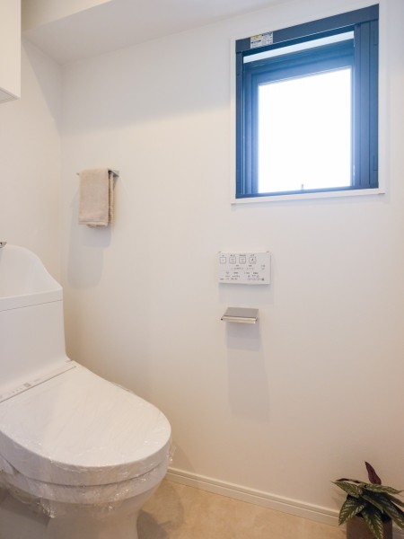 トイレにも窓があり換気にも嬉しいですね。優れた節水効果や汚れが付きにくい便座など、ほしかった機能が揃ったウォシュレット一体型トイレを新規交換しました