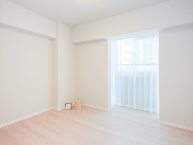 洋室2は柔らかな光が長時間続くお部屋です。独立性の高い空間で、過ぎ行く時間をのんびりとお過ごしいただけます。